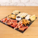 Bandeja de queso y jamón serrano · 4 personas
