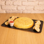 Tortilla de patata con pan y tomate natural