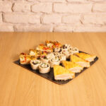 Bandeja de 8 mini Croque Monsieur y 10 mini wraps