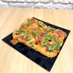 Focaccia romana de jamón serrano · 12 porciones