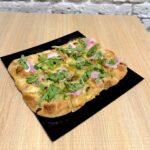 Focaccia romana de jamón cocido y pesto · 12 porciones