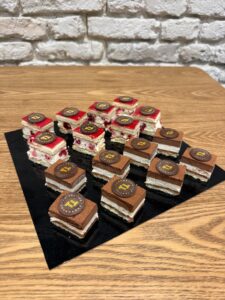 Bandeja de 16 mini entremets de frambuesa y chocolate